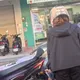 疑遭老先生撞車尾！　女騎士見「車牌歪」當街潰堤：斷企了啦