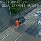影/國3新店隧道口黑車突自燃！車頭燒成火球　駕駛急逃生