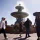 熱浪襲西歐！多國創5月最高溫紀錄　39℃民眾撐不住擬裝冷氣