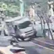影/191戶漆黑一片！北市士林「貨車撞爛變電箱」台電搶修中