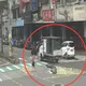 影/三重小貨車過彎千顆雞蛋噴飛　駕駛慘賠還要收罰單