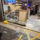 「卡米地」遭潑屎…門口全是味兒！　紅帽男動手畫面曝光