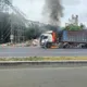 台南大貨車載滿廢鐵「突起火狂燃」　烈焰狂竄吞噬車斗