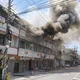影/烏日透天大火竄煙　40消防員「頂著烈日救火」狂灌冰水