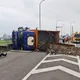 影/台66線砂石車追撞翻覆砂石傾瀉、駕駛驚逃　交通大癱瘓