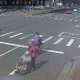 影/玩命輪椅！高雄看護推阿公「快車道散步」警開罰