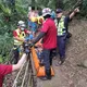桃園男子放蝦籠溪谷失足！墜30米深崖　警消民合作成功救援