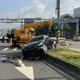 影/北市士林轎車失控騎上分隔島　車頭全毀駕駛輕傷