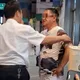 影/扯！桃園BMW男違停公車格被按喇叭　囂張譙司機推學生