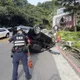新北新店轎車自撞翻車　女駕駛自行脫困幸無傷