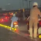 影/新北大雷雨衝華江橋！板橋騎士變踏浪　路邊湧噴泉