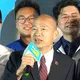 力薦謝龍介「戰鬥力百分百」！韓國瑜送粽子盼鄉親給他機會