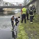 穿牛仔褲躺溪裡消暑？桃園中壢老街溪驚人一幕警消傻眼