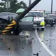 影/駕駛開車晃神！台南濱南路自小客「猛撞電線桿」車頭全毀