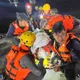 影/天佑馬太鞍！遭暴漲溪水沖走工地主任「車毀人生還」
