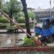 影/新北板橋小貨車打滑衝上人行道　女子等公車遭撞傷