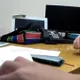 影/北市男網購芒果竟慘噴近百萬　到銀行再解定存警急阻