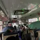 員林客運慘變漏水車！民眾「邊搭邊撐傘」正妹苦喊：褲濕啦