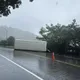 陽金公路知名溫泉會館旁「巴士逆衝撞擊翻覆」！乘客緊急送醫