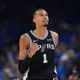 NBA/文班亞馬狠推布朗森腦袋惹議！聯盟：未達惡意犯規標準