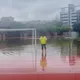 台中清水國小積水像一座湖！明天要辦畢典　校長發愁了