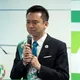 吳子嘉秀千萬單據質疑金流　控鄭朝方父子藉勢「煉金」