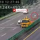 影/瑞典坦克國道猛撞拖吊車　女子站「斷腿區」險喪命