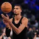 影/NBA總冠軍賽火藥味濃　文班亞馬飯店門口遭尼克隊球迷丟東西
