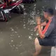 影/直擊台南「強勁波浪」超狂淹水！他苦笑：可以浮潛