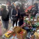 影/新竹麵包店夫妻氣爆亡！家屬出清店內用品　鄰里湧入力挺