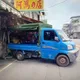 影/屏東小貨車倒車突暴衝！撞進商家、波及機車　幸無人傷
