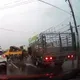 影/台南林鳳營運豬車雨中狂飆煞不住　騎士遭輾爆頭亡