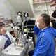 影/東港男甩竿慘遭魚鉤刺眼！醫用推進移除法救化險