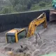 影/轟炸桃園！驚見怪手困「黃泥激流」　網哭：老闆心淌血