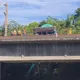 影/台鐵工程「怪手倒在鐵軌上」差點翻下橋！　上課上班遲到了