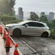 影/新北新店社區邊坡大面積坍塌　多台機車遭殃2轎車懸空