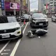 影/台中女開出停車格撞機車　警處理結束駛離再撞轎車