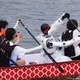 嗨爆！四川驚現「機器人划龍舟」　不小心「手掉水裡」全場笑瘋