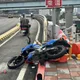 新北大橋機車自撞護欄　騎士命危送醫搶救