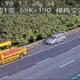 影/國1休旅車前擋玻璃遭鐵管刺穿　駕駛命大毫髮無傷