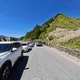 連假亂象！石門山路段「整排違停」　粉專酸：靠近彎道也敢？