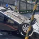 基隆大武崙自小客撞電桿翻覆　2騎士閃避不及慘摔