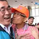 人氣爆棚！李四川赴金山拚選戰　遇熱情民眾「獻吻」力挺