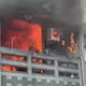 疑手機充電釀災！苗栗透天厝陷火海　父子嗆傷逃生、受困鬆獅犬獲救
