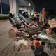 新北嚴重翻車「被撞向鐵柵欄」！慘烈現場民眾驚呆