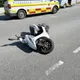 影/停紅燈遭撞！花蓮女騎士慘捲車底　機車噴飛路中央