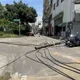 影/超硬！新竹湖口電線桿整支倒下　行人險被「收走」
