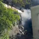 影/新北金山倉庫大火！濃煙密布山坡「屋主急逃摔傷」
