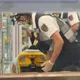 高雄男買車面交遭強擄砍傷！跳車衝超商求救　自動門留血手印