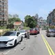 影/基隆自小客逆向連撞4車　機車騎士遭撞飛慘摔送醫
